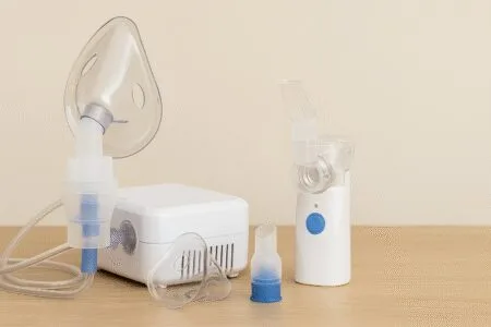 Nebulizadores modernos sobre a mesa, representando opções para escolher o melhor nebulizador em 2025