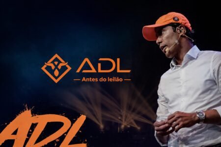 Palestrante com boné laranja ao lado do logotipo ADL Antes do Leilão em fundo escuro com iluminação de palco