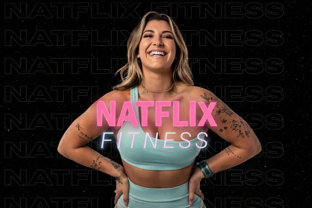 Mulher fitness sorridente com roupas esportivas e fundo escuro com texto Natflix Fitness em destaque